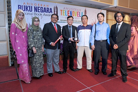 Dari kiri, Penerbit UPM bersama penulis buku Discovering Birds