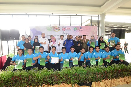 20 pelajar asnaf di bawah Program Rakan Bakti Putra menerima sijil penyertaan dan t-shirt ketika majlis tersebut