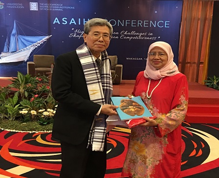 Prof. Datin Paduka Dr. Aini Ideris, Naib Canselor UPM bersama Dr. Ninnat Olanvoravuth selaku Setiausaha Kehormat ASAIHL