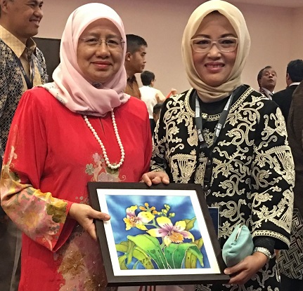 PProf. Datin Paduka Dr. Aini Ideris, Naib Canselor UPM bersama Prof. Dr. Dwia Aries Tina Pulubuhu, Rektor Universitas Hasanuddin 